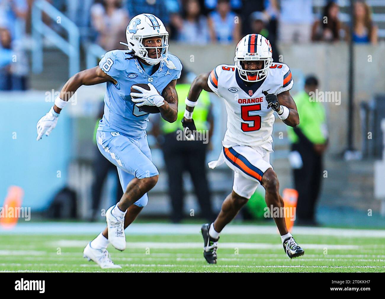 7 ottobre 2023: Il sophomore del North Carolina Kobe Paysour (8) corre in touchdown nel secondo tempo contro Alijah Clark (5). Partita di football NCAA tra la Syracuse University e la University of North Carolina, al Kenan Memorial Stadium, Chapel Hill, North Carolina. David Beach/CSM Foto Stock