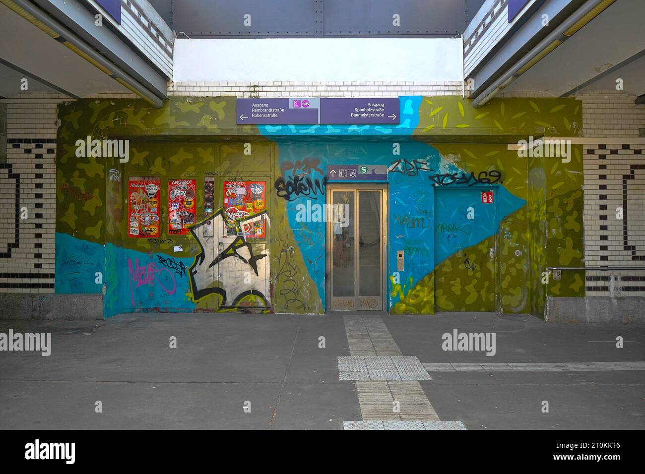Grafitti (Graffiti) all'interno di una stazione ferroviaria Della S bahn a Berlino, Germania Foto Stock