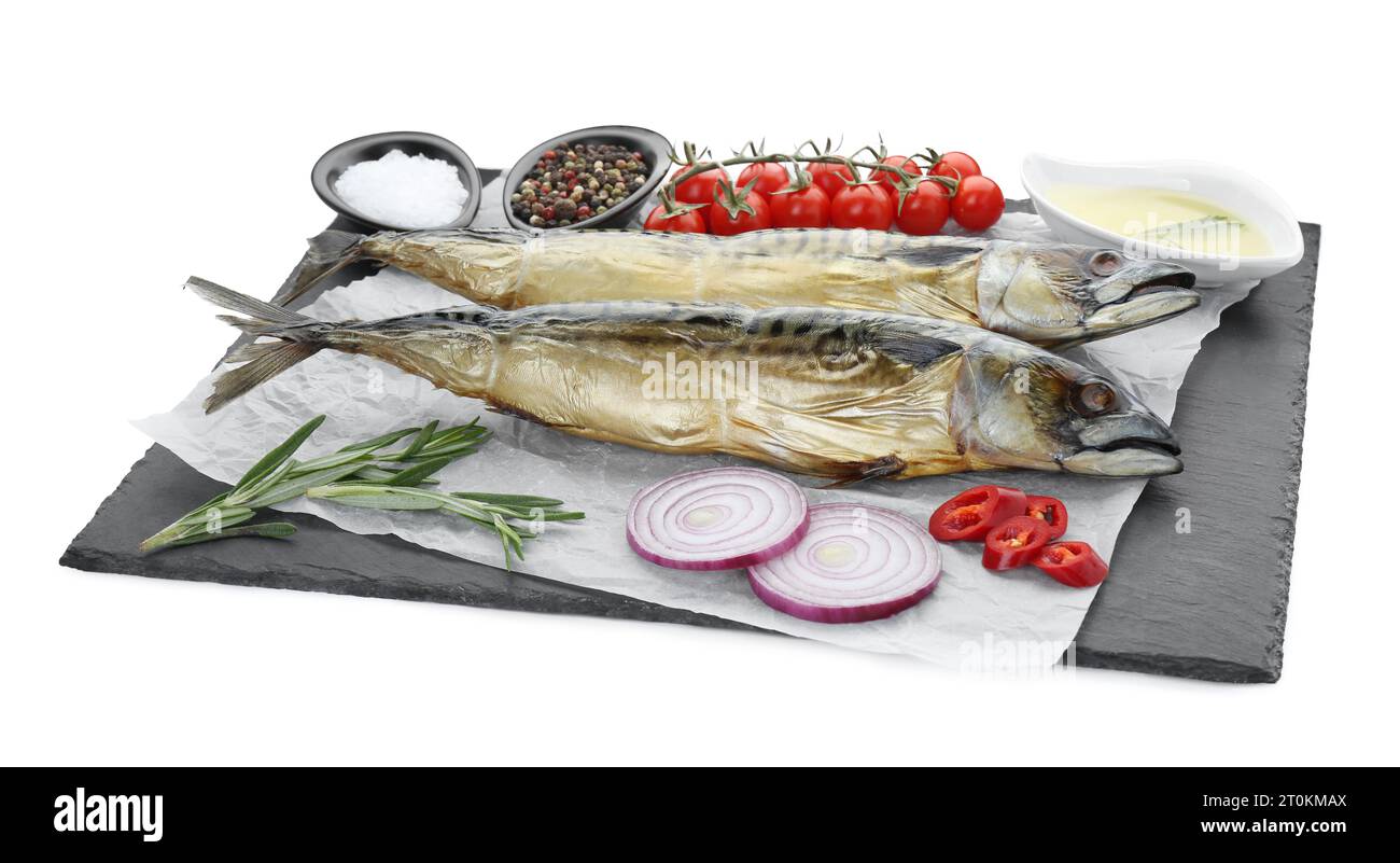 Deliziosi sgombri affumicati e prodotti su sfondo bianco Foto Stock