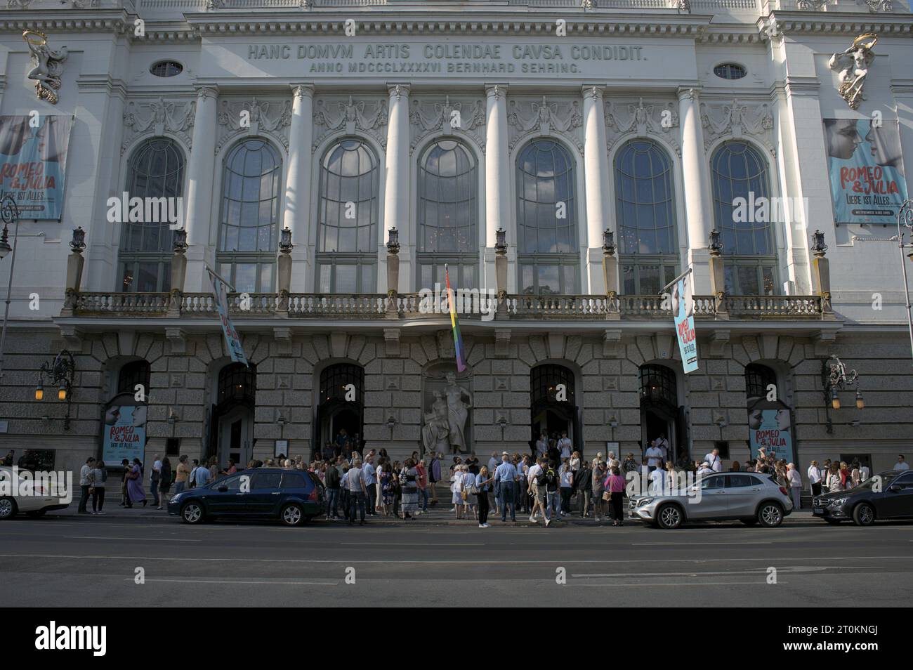 Gente in fila per Romeo e Giulietta al Berlin Theater des Westens, Berlino Germania Foto Stock
