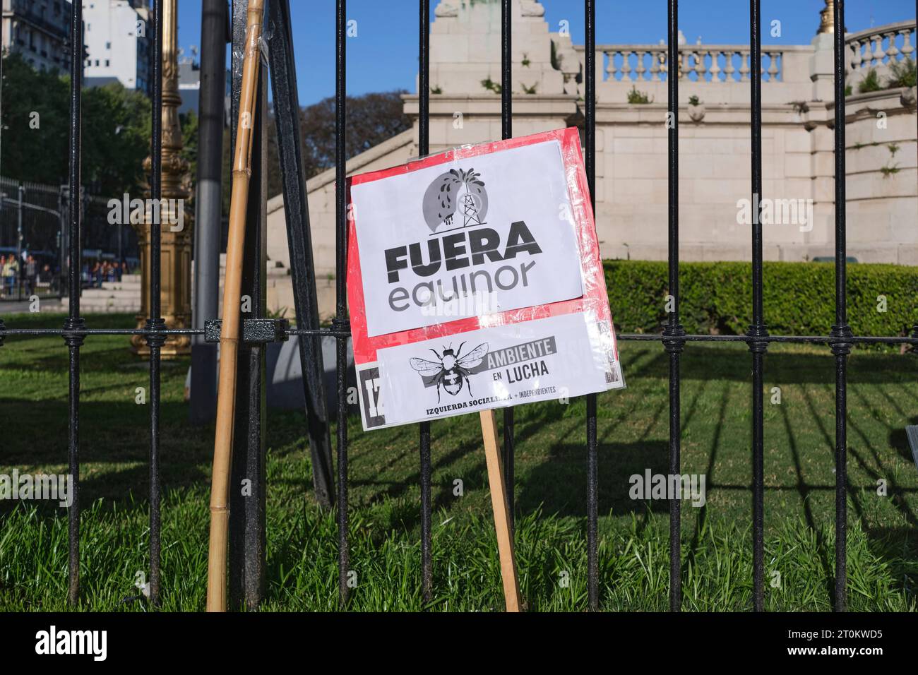 Buenos Aires, Argentina, 5 ottobre 2023: Atlanticazo, protesta contro l'esplorazione sismica per lo sfruttamento offshore del petrolio, poster appoggiato contro una recinzione: Foto Stock