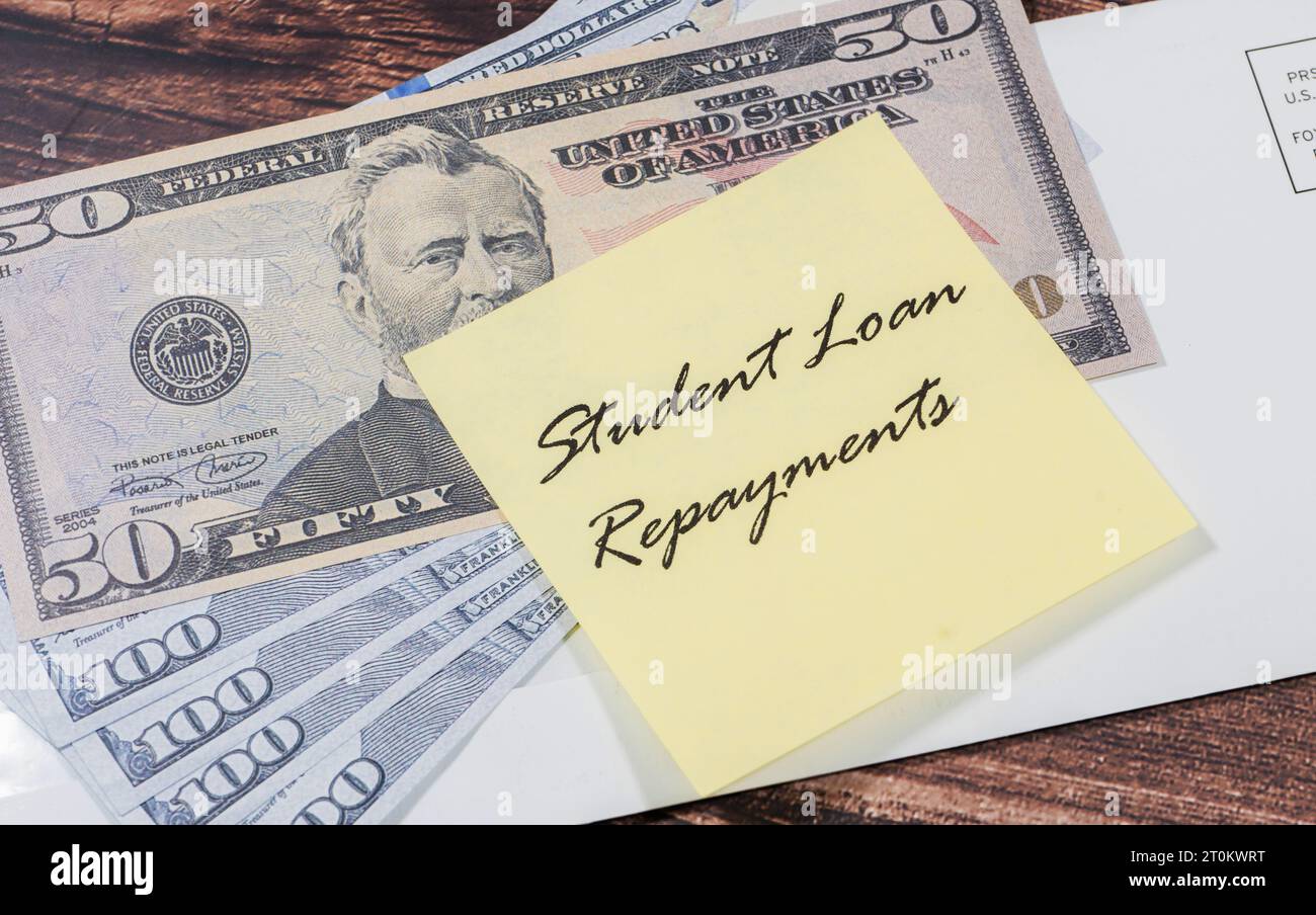 Nota adesiva che legge i rimborsi del carico studenti in contanti alla scrivania. Concetto di alto costo dell'istruzione. Foto Stock