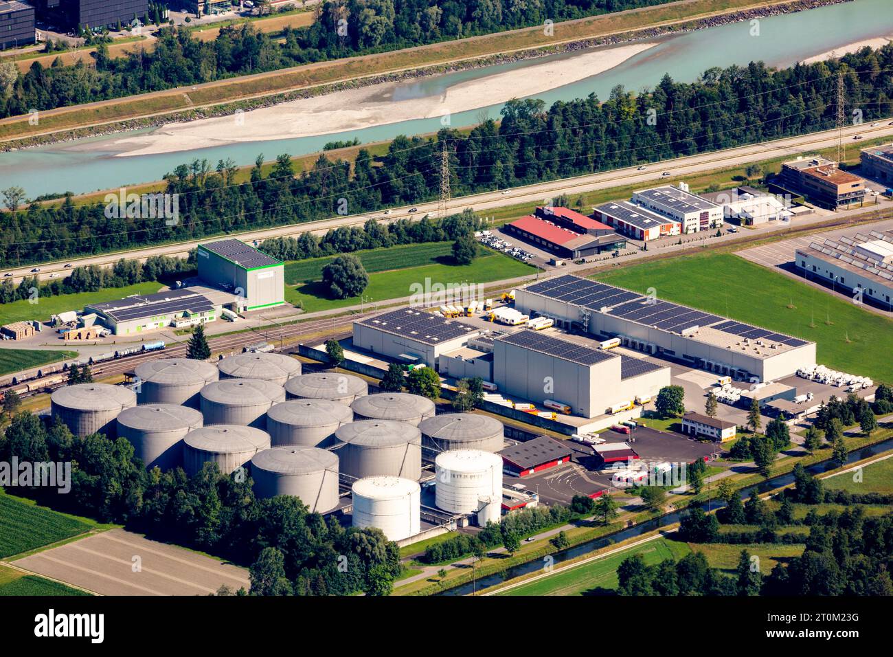 La compagnia di trasporti Silo Trans a Sennwald, Svizzera, lungo il fiume Reno con il Liechtenstein oltre (come visto dalla montagna Hoher Kasten). Foto Stock
