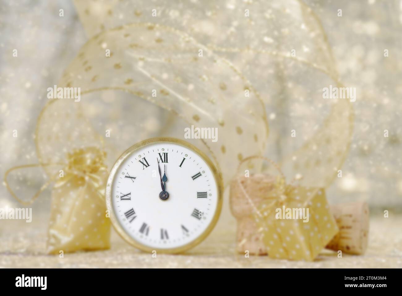 Concetto di Capodanno, orologio vicino alla mezzanotte del 2024, sfondo bokeh Foto Stock