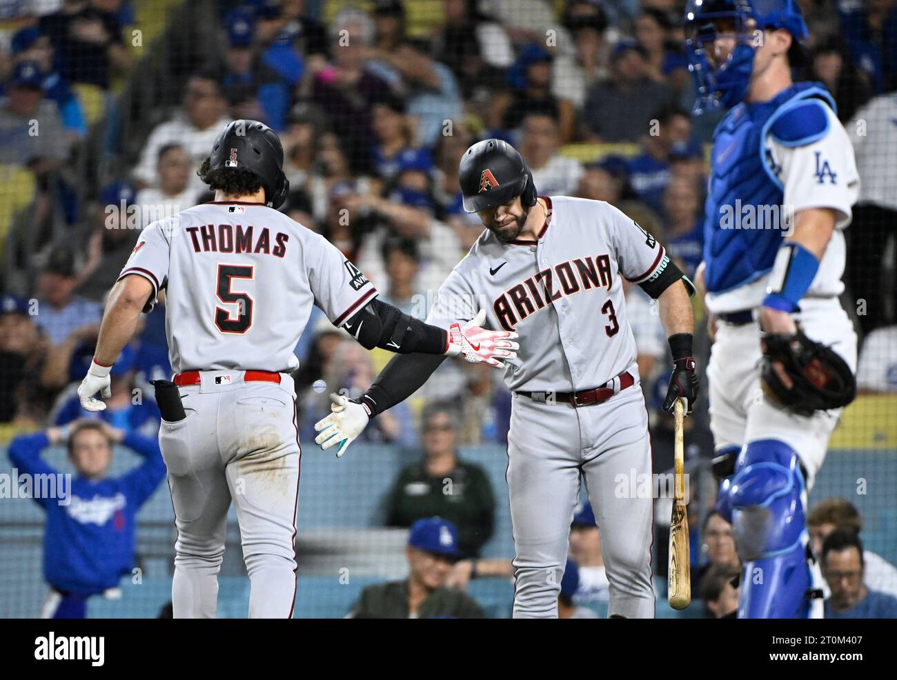 Los Angeles, Stati Uniti. 7 ottobre 2023. Il centrocampista degli Arizona Diamondbacks Alex Thomas (5) festeggia il suo primo fuoricampo contro i Los Angeles Dodgers con il compagno di squadra Evan Longoria durante il settimo inning nella gara uno delle National League Division Series 2023 al Dodgers Stadium di Los Angeles sabato 7 ottobre 2023. Il ricevitore dei Dodgers Will Smith resta in attesa. Foto di Alexander Gallardo/UPI credito: UPI/Alamy Live News Foto Stock