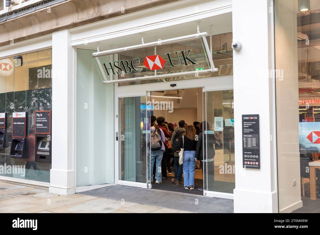 Filiale HSBC in St Anns Square nel centro di Manchester, fila di clienti all'interno della banca, Inghilterra, Regno Unito, 2023 Foto Stock