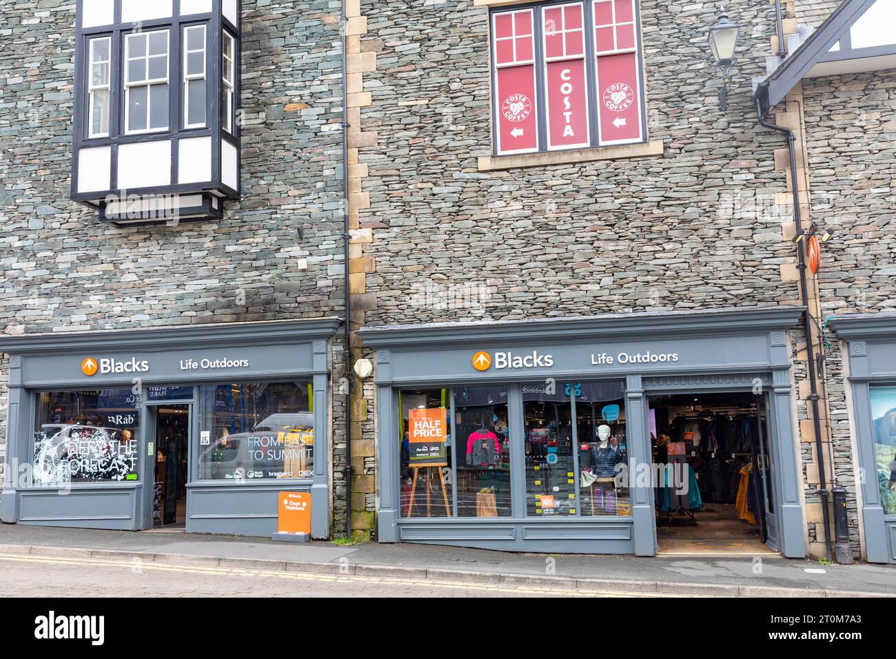 Negozio di abbigliamento e attrezzature per la vita dei neri all'aperto per escursionisti ed escursionisti, Ambleside, Cumbria, Inghilterra, Regno Unito Foto Stock