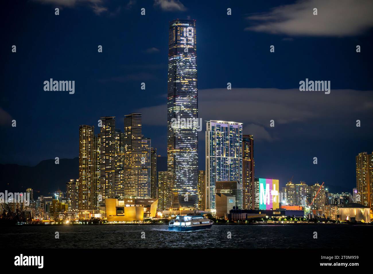 L'ICC International Commerce Centre e il nuovissimo museo M+ di cultura visiva di Hong Kong, Victoria Harbour, Hong Kong, Cina. Foto Stock