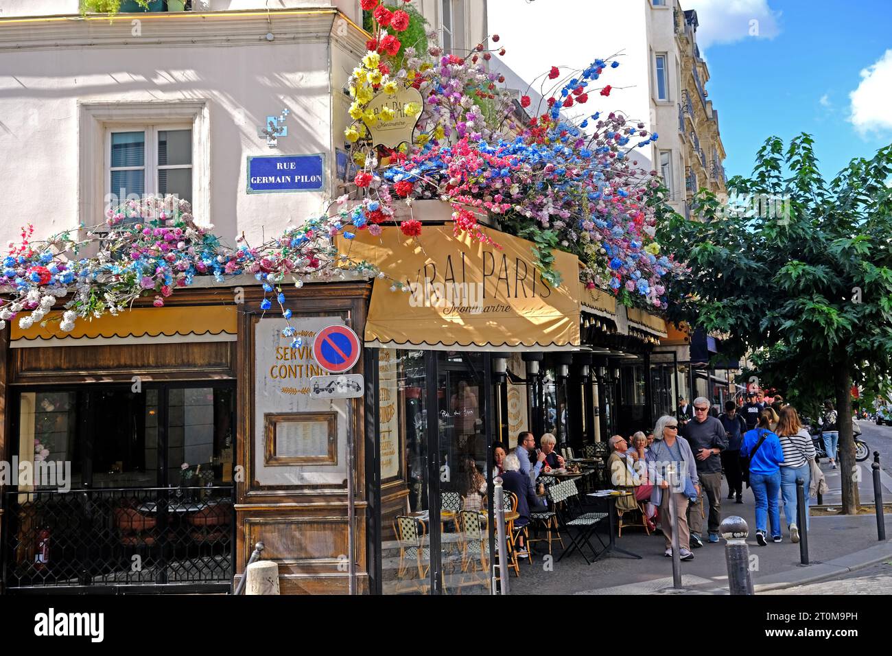 Il caffè Vrai Paris nel quartiere Montmartre di Parigi Foto Stock