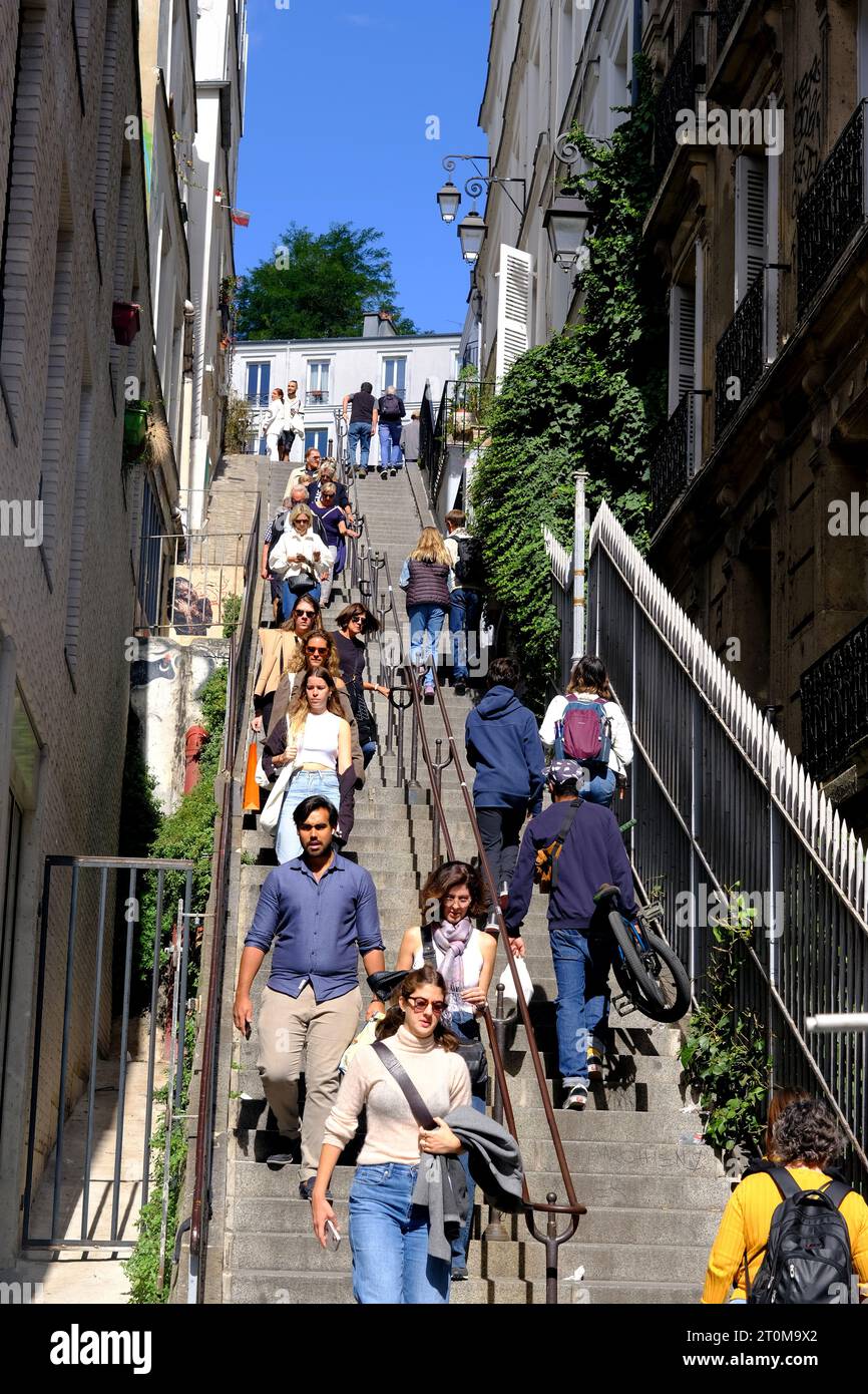 Gente che sale per le parti più alte del quartiere Montmartre di Parigi in Francia Foto Stock