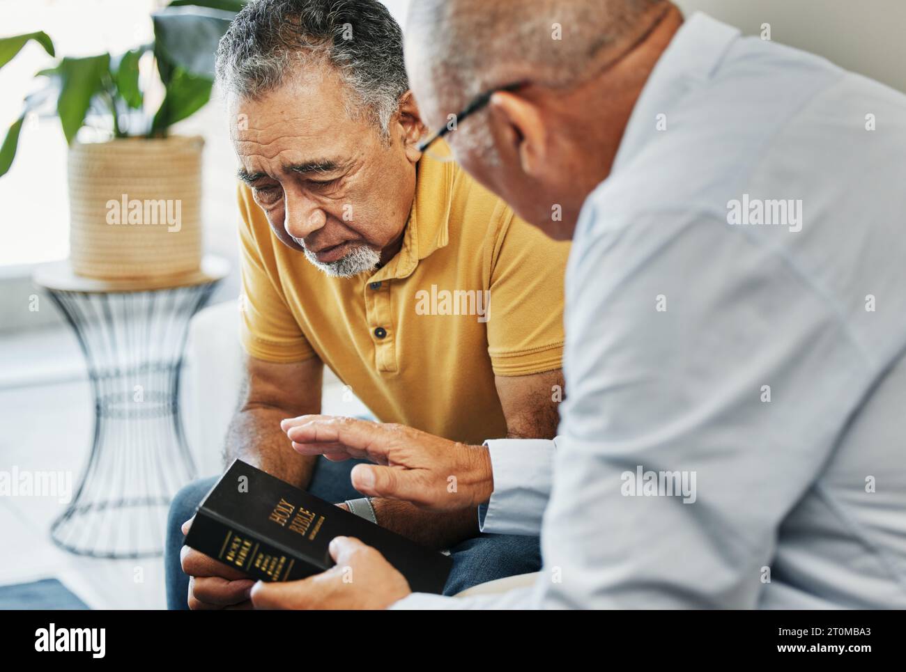 Uomini, casa e bibbia con consulenza sulla fede, il culto e la preghiera con il pastore, la chiesa o cristo. Uomini anziani, diversità e guida spirituale per Foto Stock
