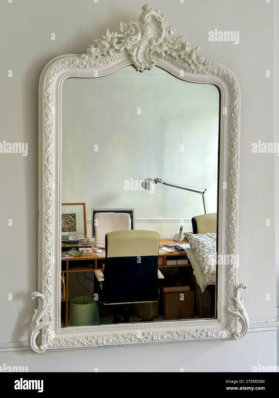 Parigi, Francia, dettaglio, grande, specchio d'antiquariato rettangolare, antiquariato vintage in stile barocco, legno, in mostra, design degli interni Foto Stock