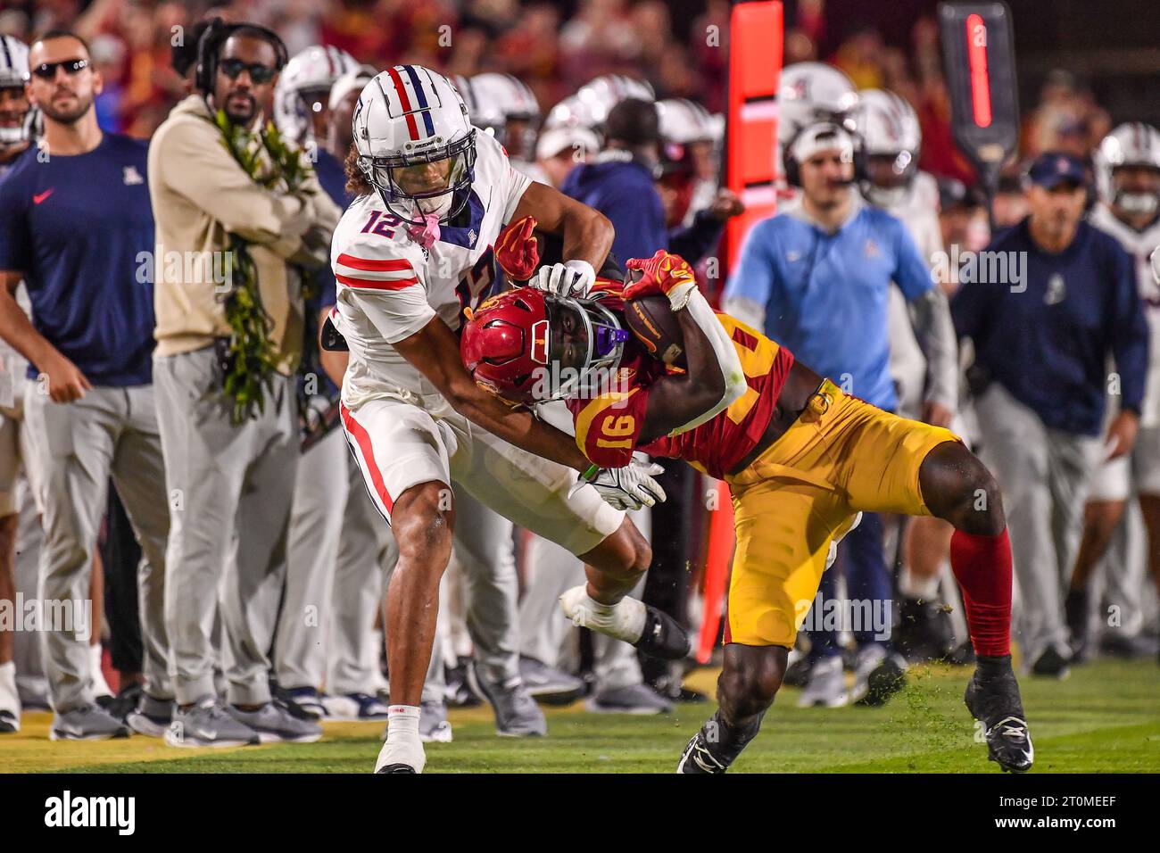 Los Angeles, CA. 7 ottobre 2023. Il wide receiver degli USC Trojans Tahj Washington (16) conquista il passaggio mentre la safety degli Arizona Wildcats Genesis Smith (12) si difende in azione nel terzo quarto durante la partita di football NCAA tra gli USC Trojans e gli Arizona Wildcats al Coliseum di Los Angeles, California.credito fotografico obbligatorio: Louis Lopez/Cal Sport Media/Alamy Live News Foto Stock