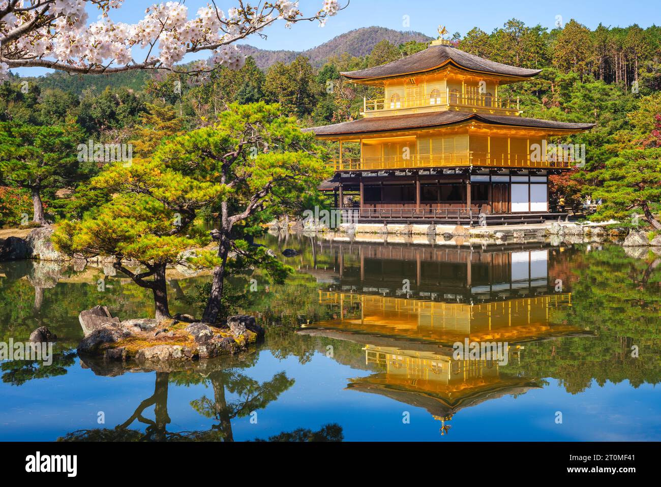 kinkakuji a Rokuonji, alias Golden Pavilion situato a kyoto, giappone Foto Stock
