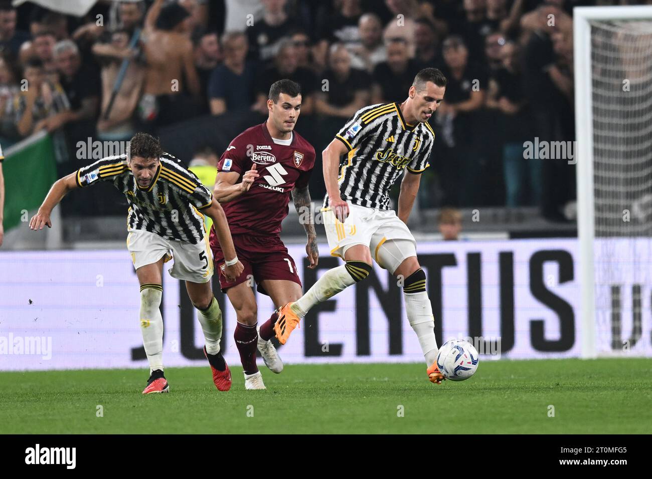 Arkadiusz Milik (Juventus)Pietro Pellegri (Torino)Manuel Locatelli (Juventus) durante la partita italiana di serie A tra la Juventus 2-0 Torino allo stadio Allianz il 7 ottobre 2023 a Torino. Credito: Maurizio Borsari/AFLO/Alamy Live News Foto Stock