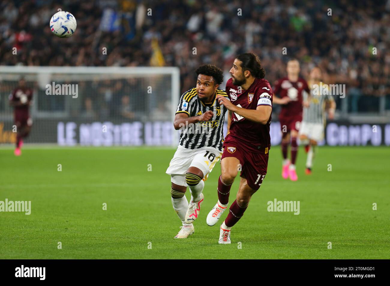 Weston McKennie della Juventus FC e Ricardo Rodriguez del Torino FC durante l'incontro tra Juventus FC e Torino FC il 7 ottobre 2023 ad Allianz St Foto Stock