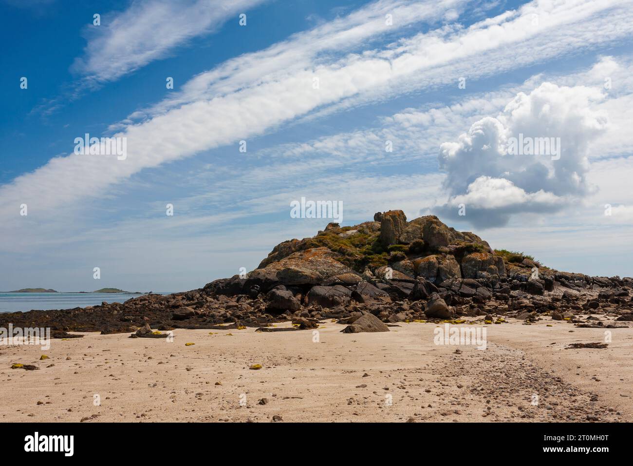 Spiaggia di bassa marea sull'isola disabitata di Teän, Isles of Scilly, Regno Unito Foto Stock