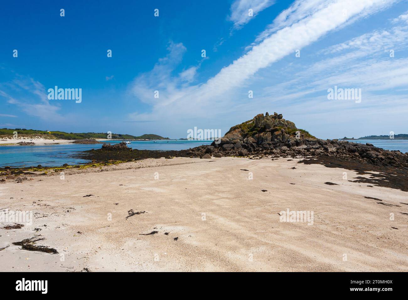 Spiaggia di bassa marea sull'isola disabitata di Teän, Isole Scilly, Regno Unito: Teän Sound e l'isola di St Martin è oltre Foto Stock