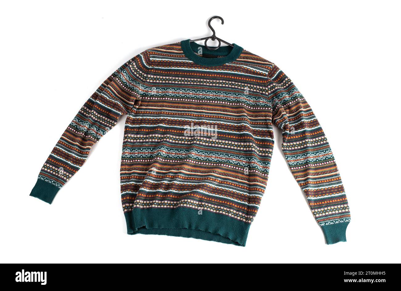maglione colorato con colori verde, arancione e marrone. ponticello modellato a maniche lunghe isolato su sfondo bianco Foto Stock