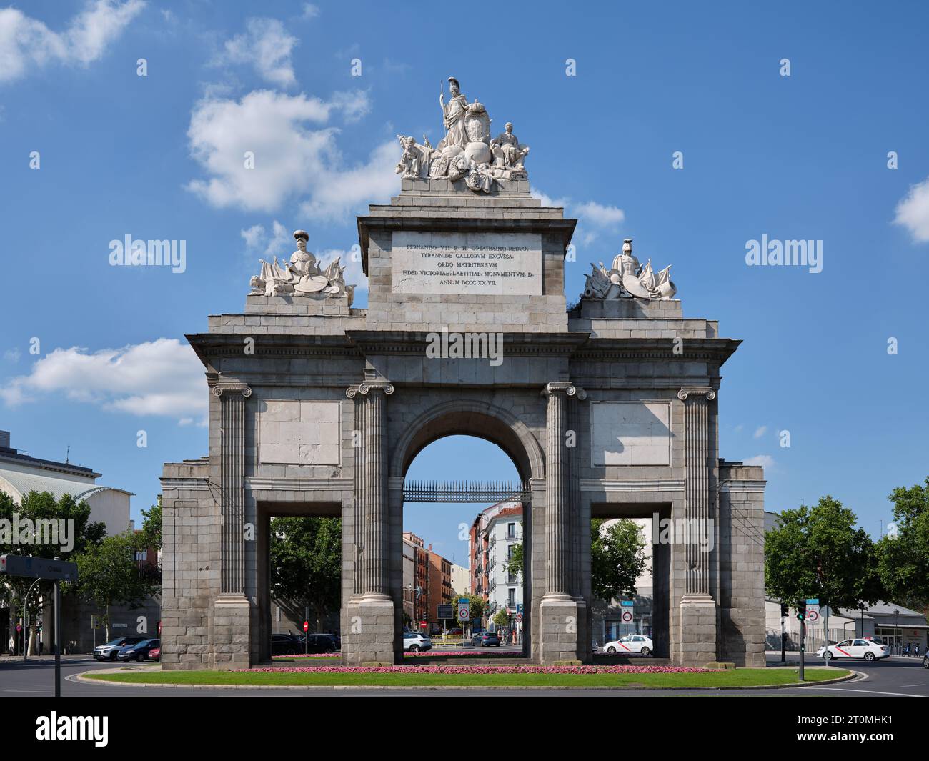 Puerta de Toledo. t è un monumento di granito e pietra eretto per commemorare l'arrivo di Ferdinando VII a Madrid. Foto Stock