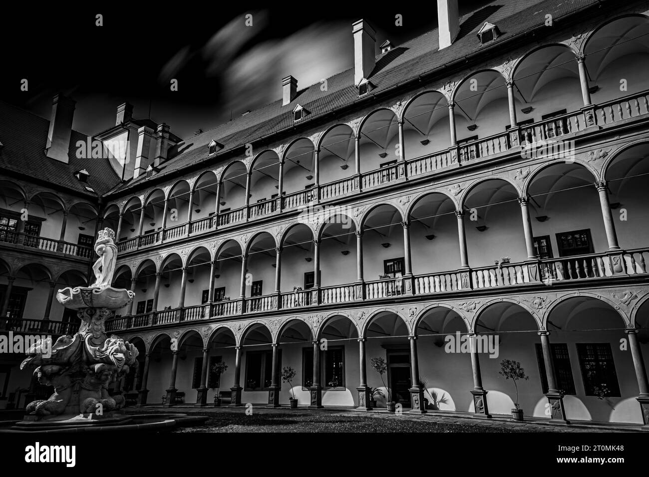 Passeggiata estiva nella città di Bucovice, giornata piena di nuvole perfetta per giocare a lungo Foto Stock