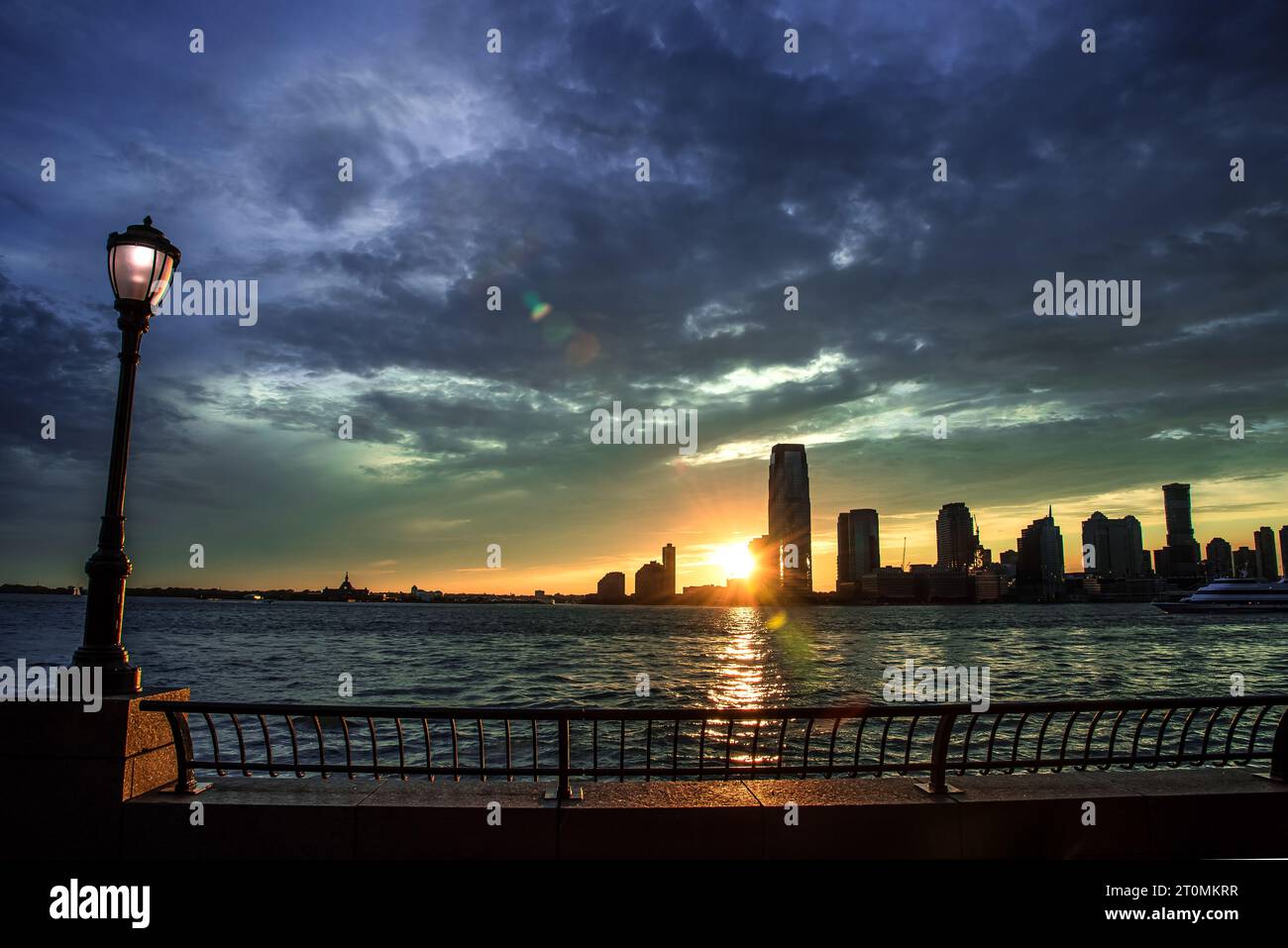 Magico tramonto su Jersey City, visto dal Battery Park di Manhattan, New York City Foto Stock