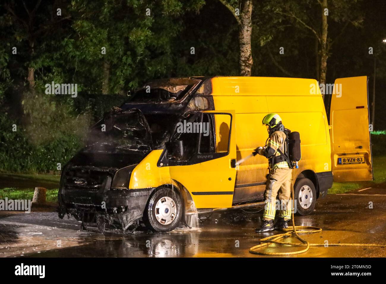 Il furgone di raffreddamento viene spento dai vigili del fuoco dopo un incendio spontaneo nel motore a Nieuwerkerk aan den IJssel Foto Stock