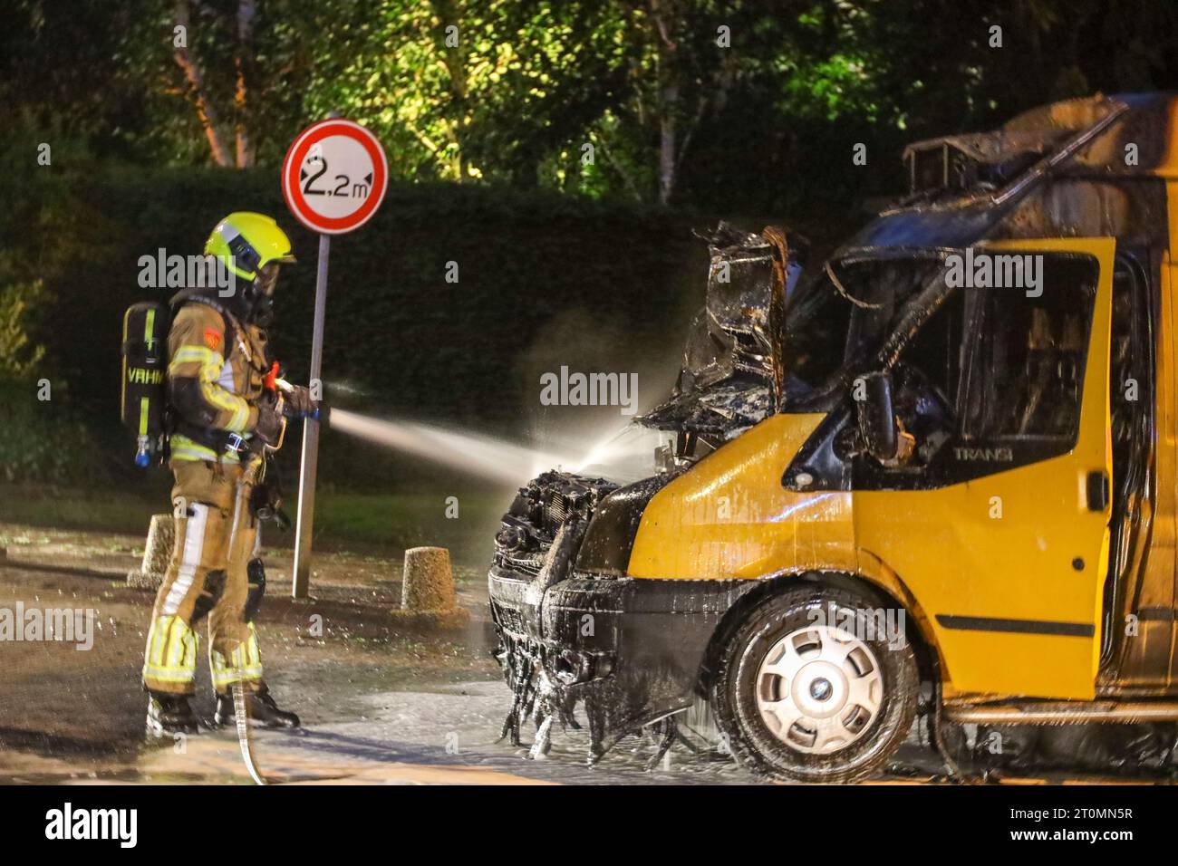 Il furgone di raffreddamento viene spento dai vigili del fuoco dopo un incendio spontaneo nel motore a Nieuwerkerk aan den IJssel Foto Stock