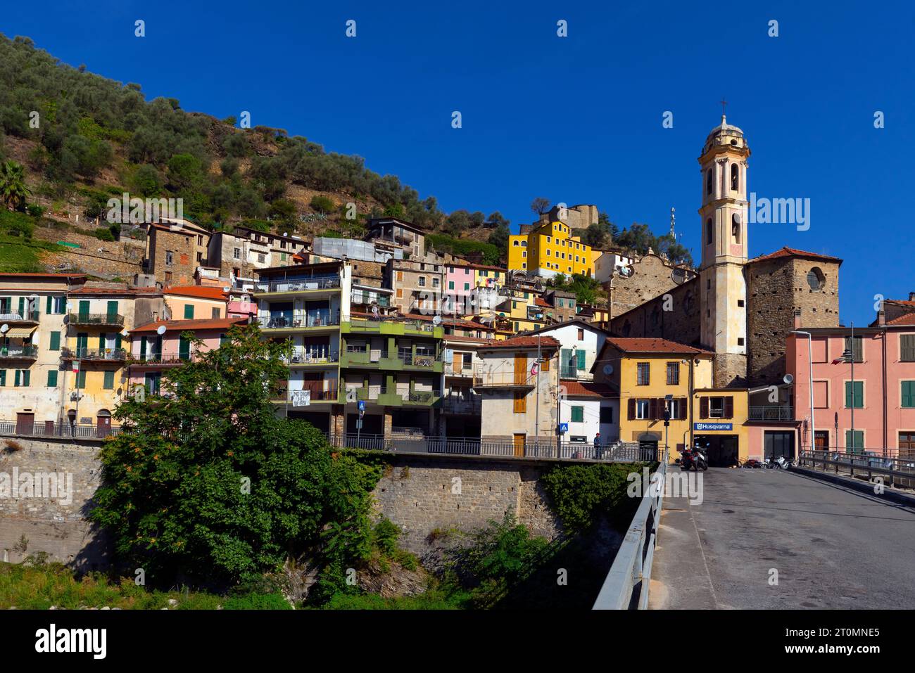 Pittoresca cittadina di Badalucco situata nelle Apls liguri. Badalucco è un comune italiano della provincia di Imperia, nella regione Liguria. Italia. Foto Stock