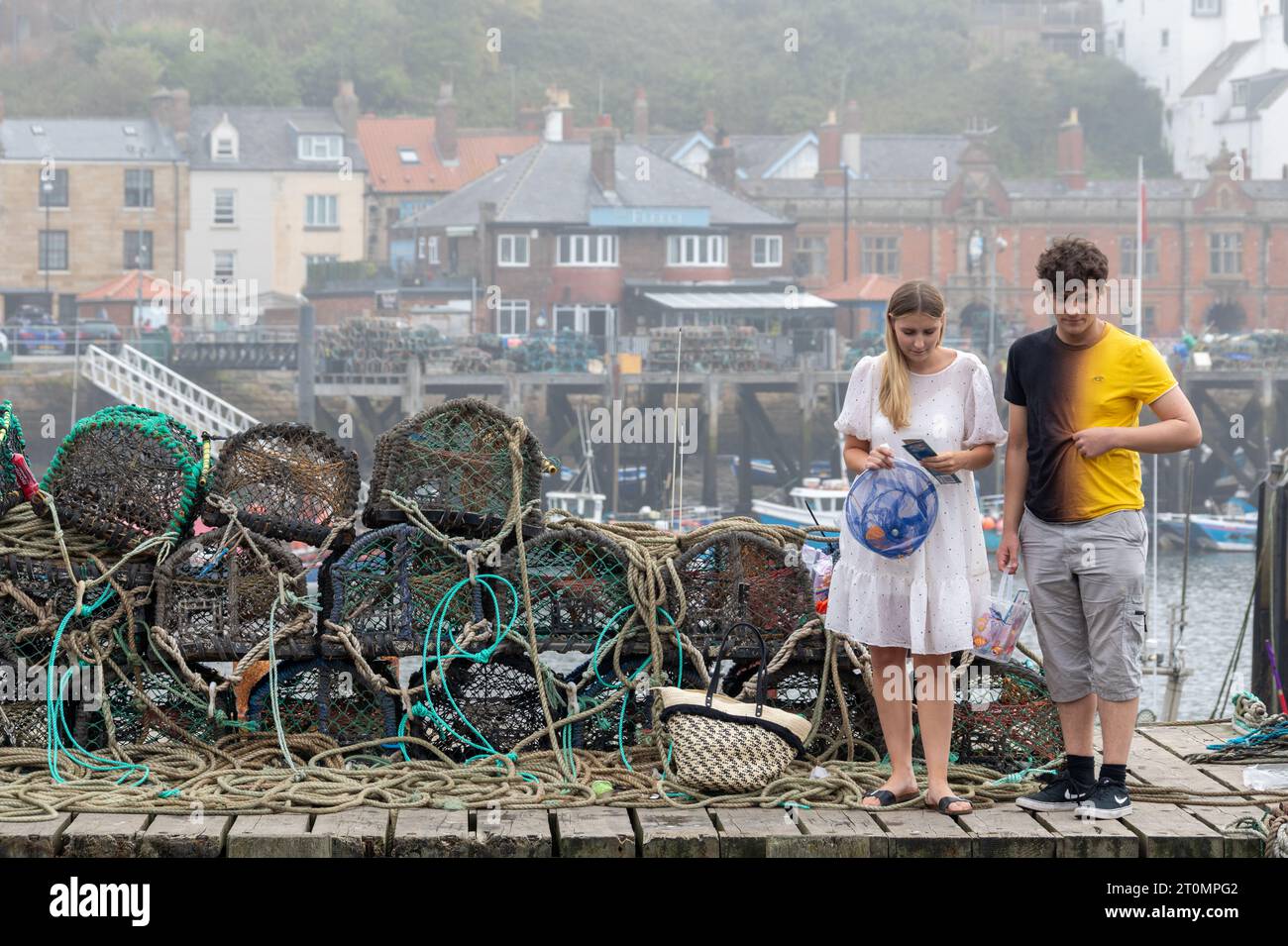 Whitby è una città di mare nello Yorkshire, nel nord dell'Inghilterra, divisa dal fiume Esk. Foto Stock