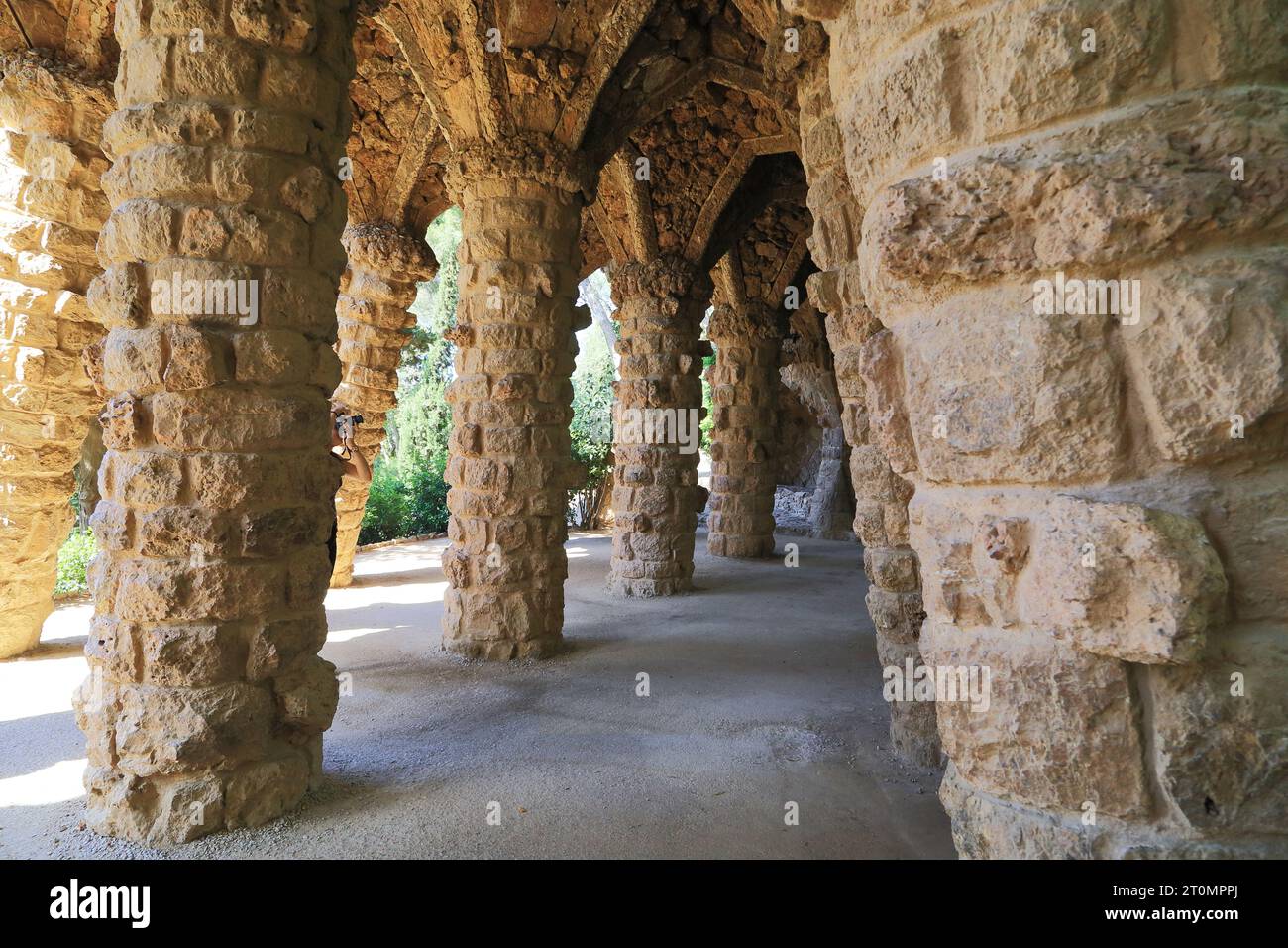 BARCELLONA, SPAGNA - 13 MAGGIO 2017: Questo è un frammento dei pilastri dell'insolito disegno del viadotto nel Parco Guell (architetto Antoni Gaudi). Foto Stock