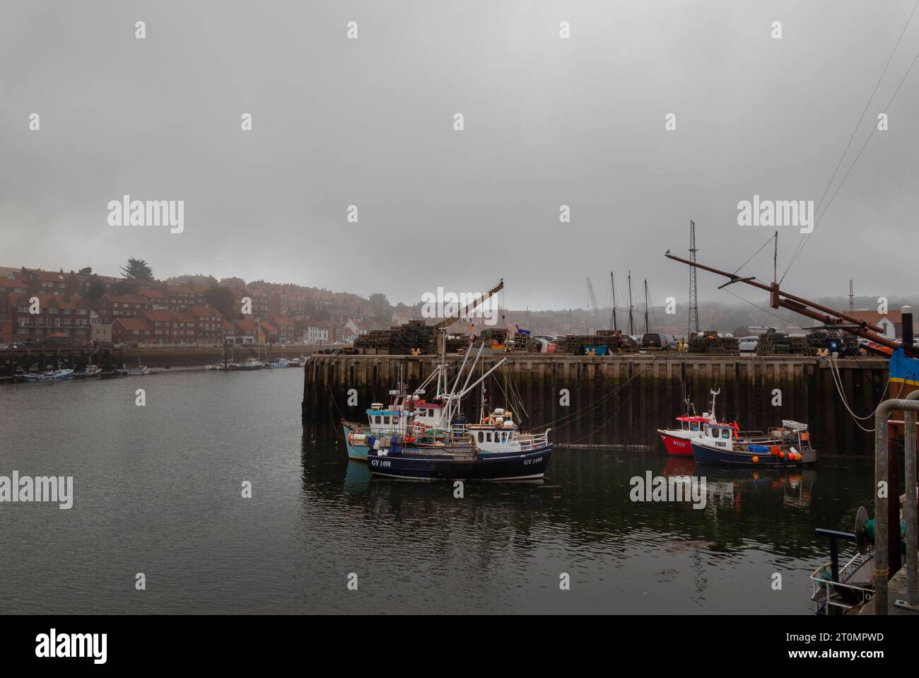 Whitby è una città di mare nello Yorkshire, nel nord dell'Inghilterra, divisa dal fiume Esk. Foto Stock