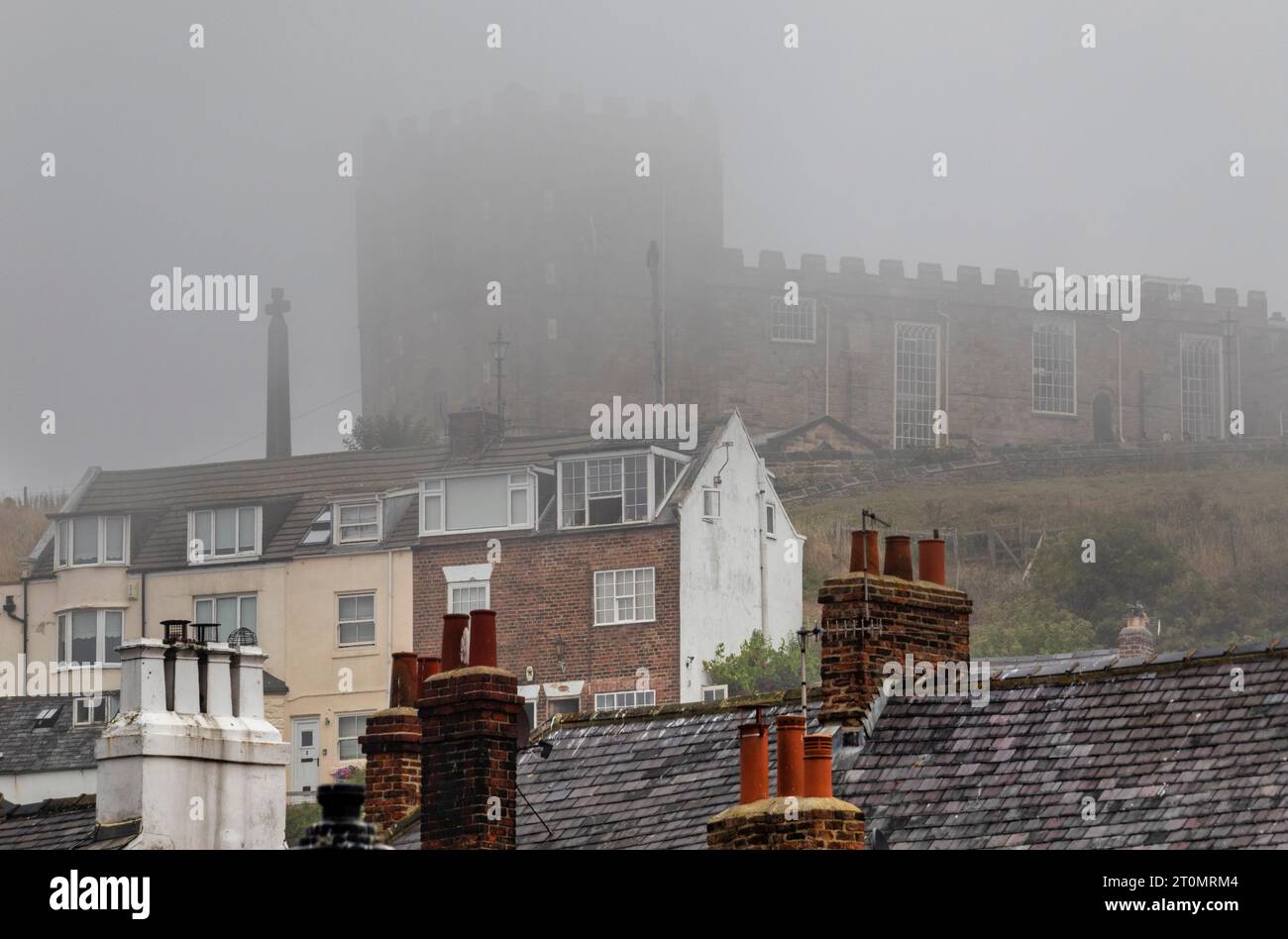 Whitby è una città di mare nello Yorkshire, nel nord dell'Inghilterra, divisa dal fiume Esk. Foto Stock