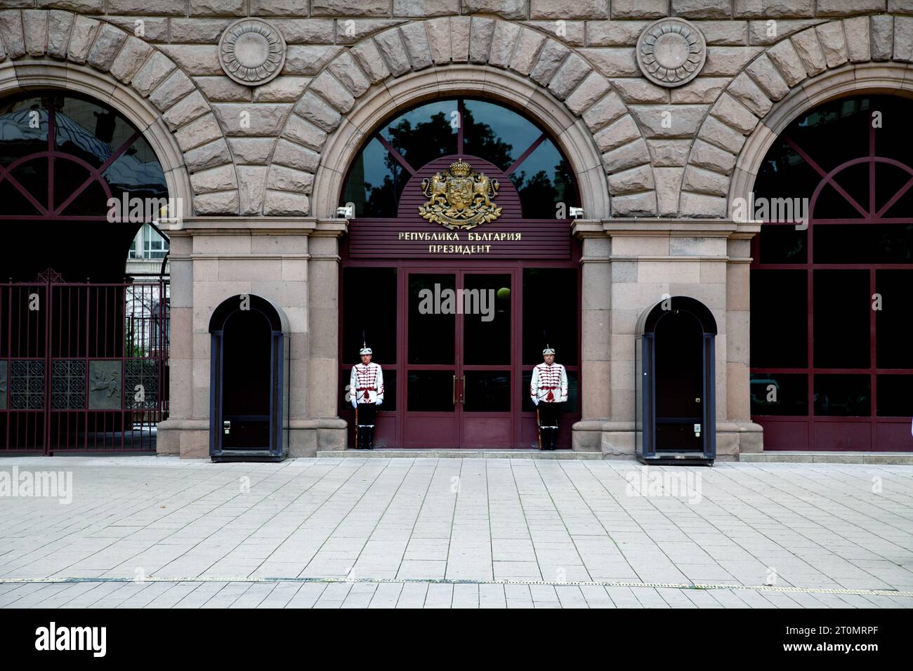 SOFIA, BULGARIA - le guardie d'onore si trovano davanti alla porta dell'Ufficio del Presidente nel settembre 2023 a Sofia, Bulgaria Foto Stock