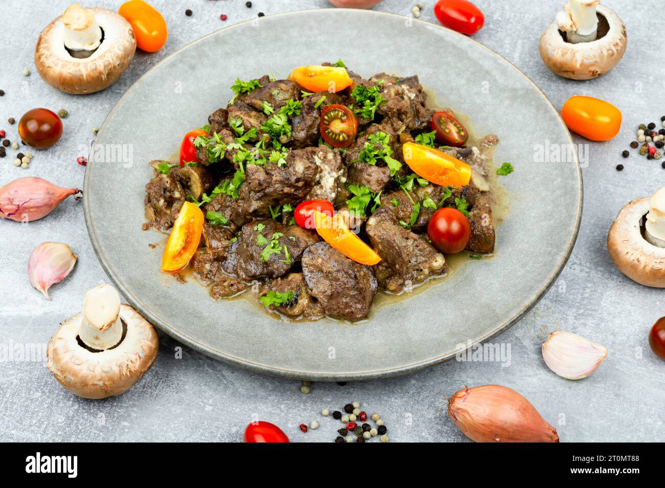 Fegato di pollo stufato con funghi e pomodori. Ricetta georgiana Foto Stock