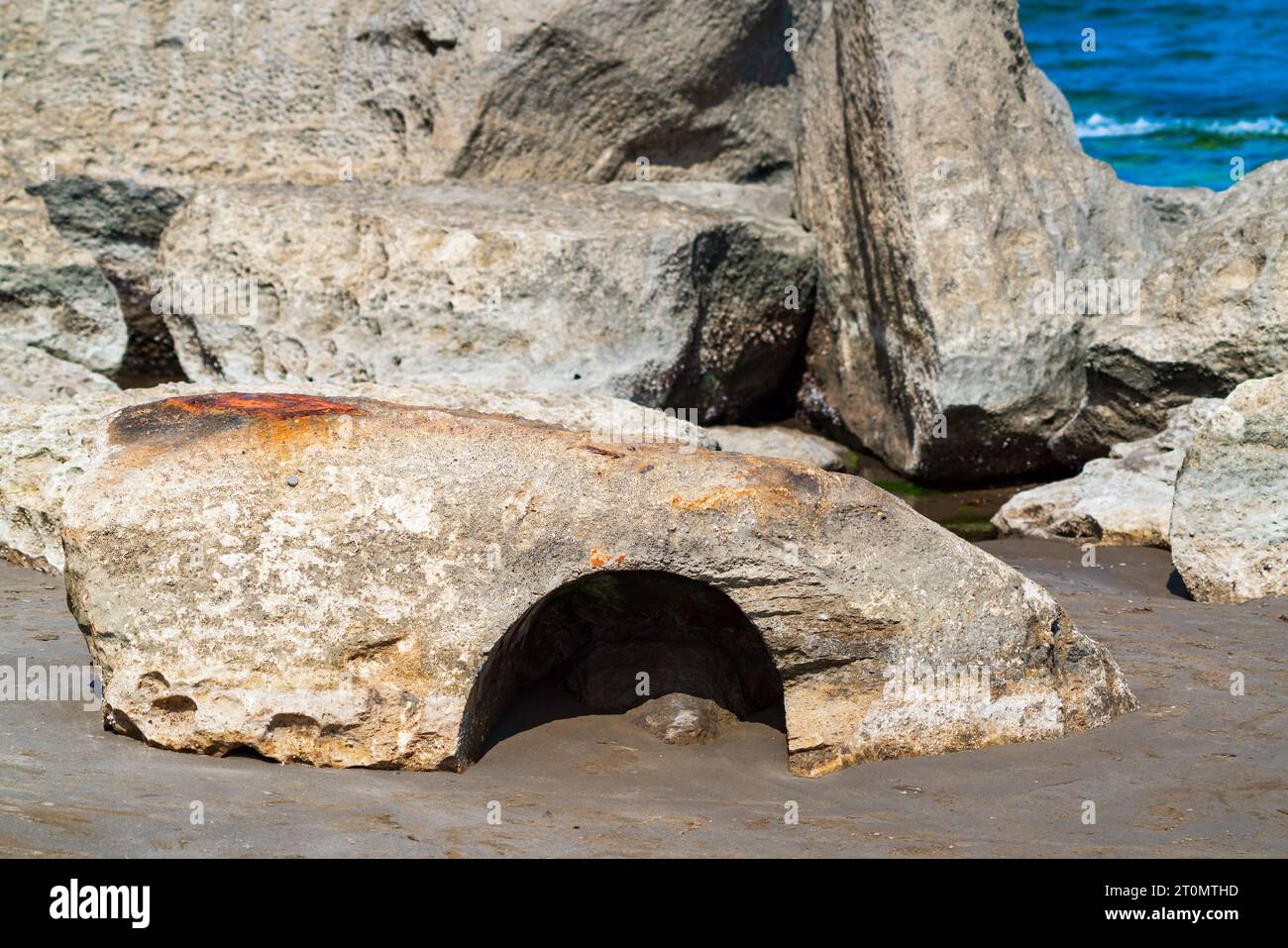 Antiche rocce sulla costa del mare Foto Stock