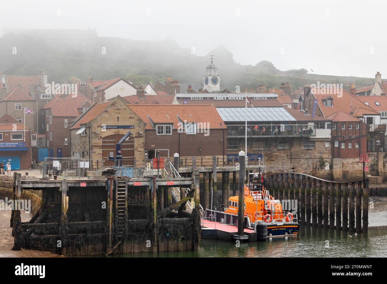 Whitby è una città di mare nello Yorkshire, nel nord dell'Inghilterra, divisa dal fiume Esk. Foto Stock