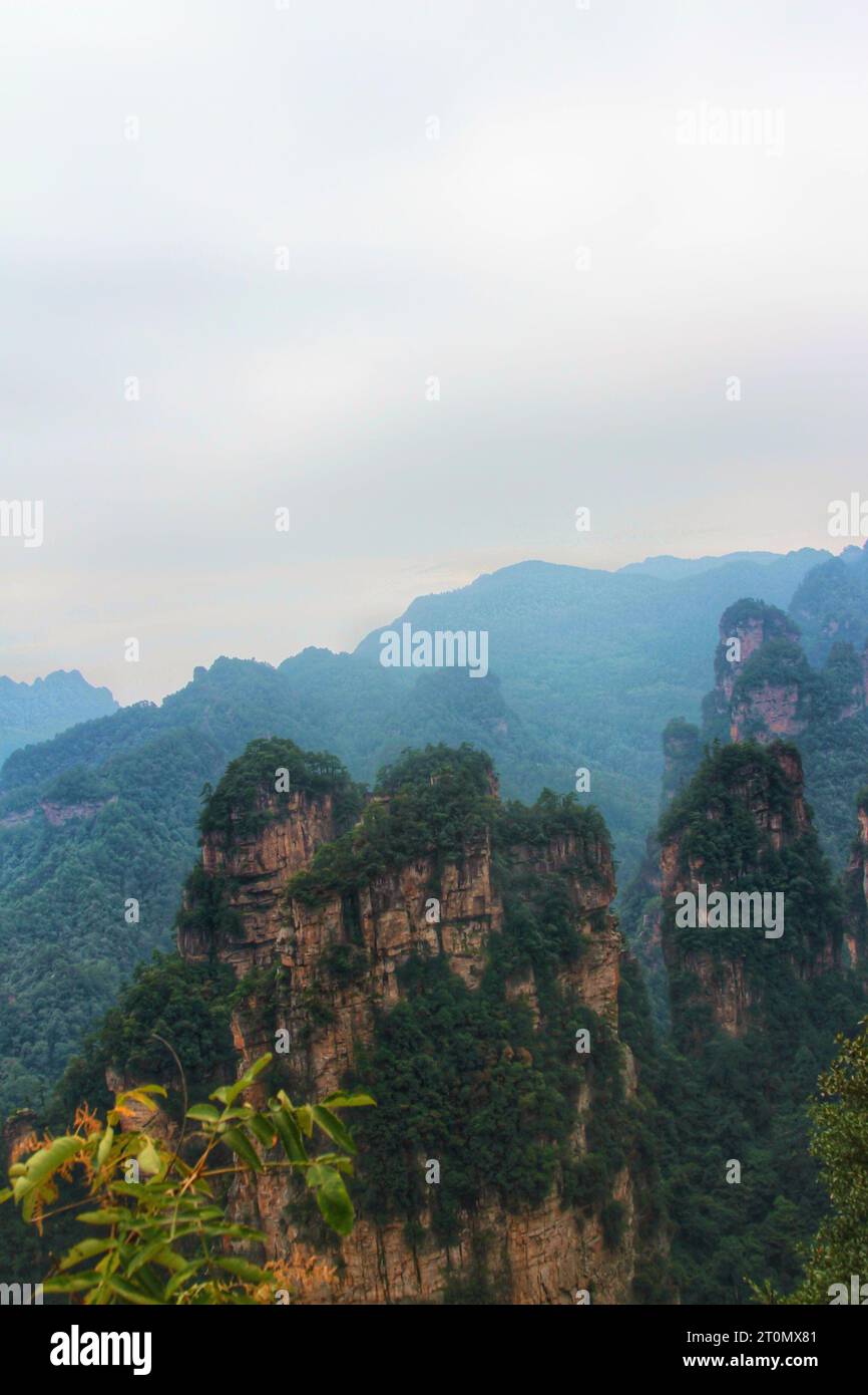 Immergiti nella bellezza mozzafiato delle montagne in stile avatar della Cina, un maestoso regno di vette mozzafiato e la grandiosità della natura Foto Stock