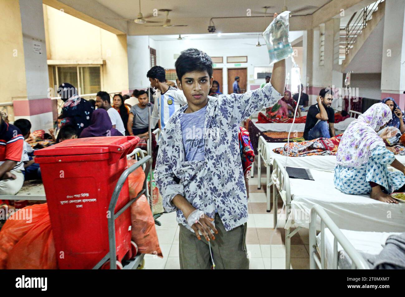 Krankenstation mit Dengue-Fieber Infizierten a Dacca persone affette da febbre dengue che hanno ricoverato in un ospedale governativo di Dacca, Bangladesh, l'8 ottobre 2023. Oltre 1.000 persone in Bangladesh sono morte di febbre dengue quest'anno, la peggiore epidemia registrata nel paese di malattia trasmessa dalle zanzare, che sta aumentando di frequenza a causa del cambiamento climatico. Dhaka Distretto di Dhaka Bangladesh Copyright: XHabiburxRahmanx Foto Stock