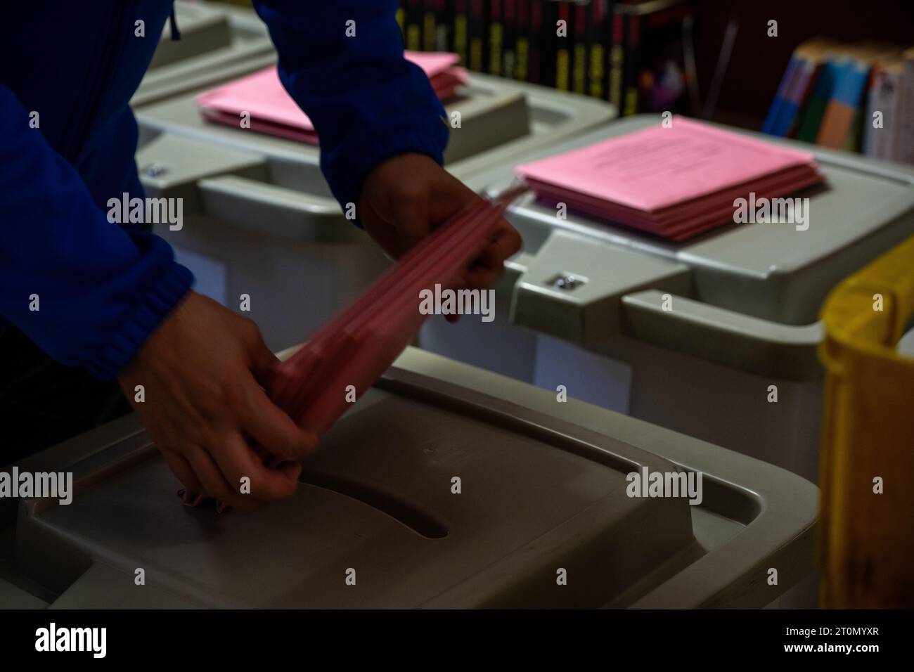 8 ottobre 2023, Baviera, Coburgo: Le lettere elettorali sono distribuite alle singole urne dei seggi elettorali in preparazione al conteggio. In Baviera, le elezioni per il 19° Parlamento di Stato bavarese si svolgono domenica. Foto: Pia Bayer/dpa Foto Stock