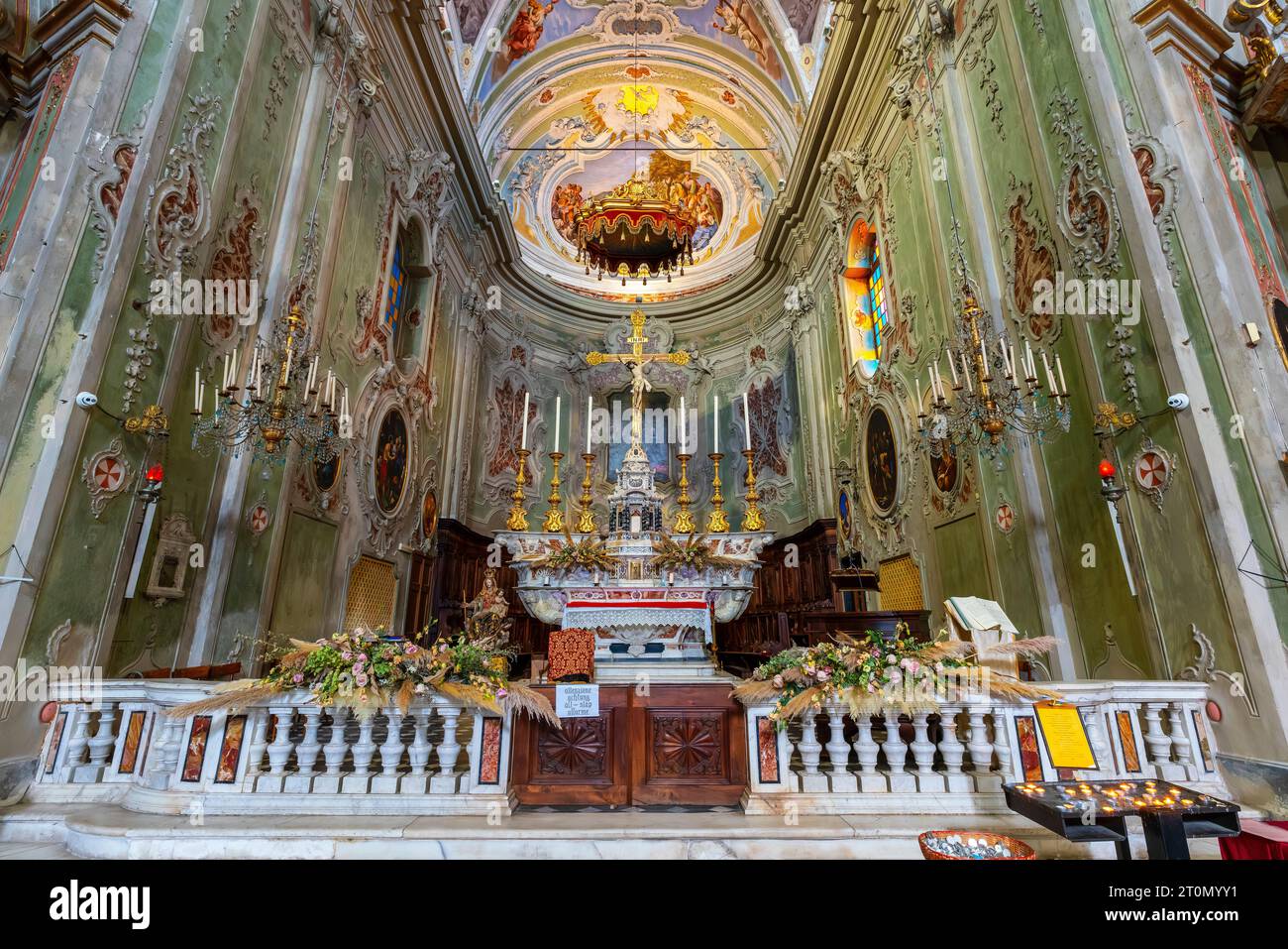 Interno della chiesa barocca di San Giovanni Battista. Cervo è un piccolo e antico borgo situato sulla cima di una collina con ele Foto Stock