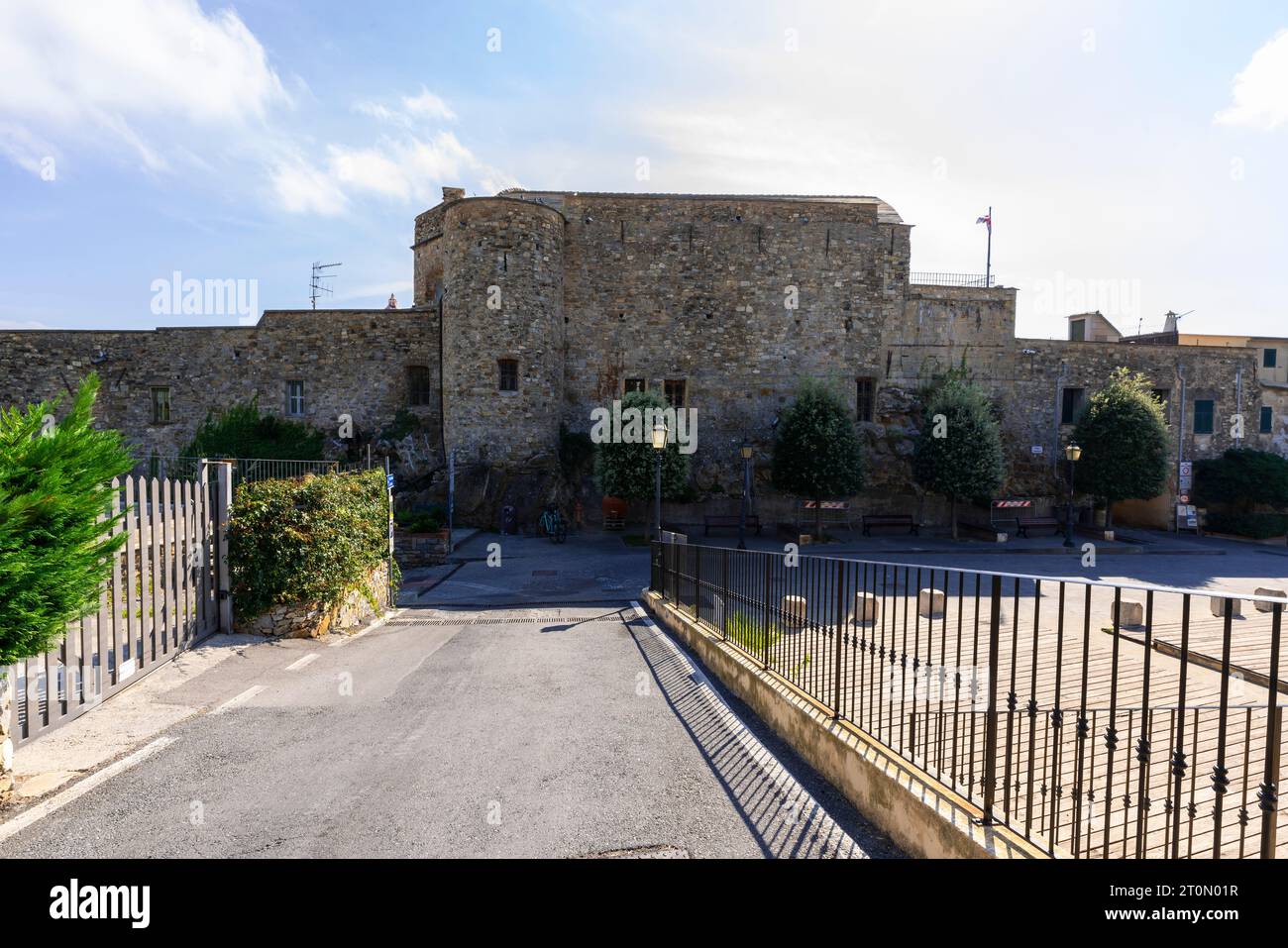 Il castello dell'XI secolo in cima al borgo di Cervo. Cervo è una piccola e antica cittadina situata sulla cima di una collina con vista panoramica del Mediterraneo Foto Stock