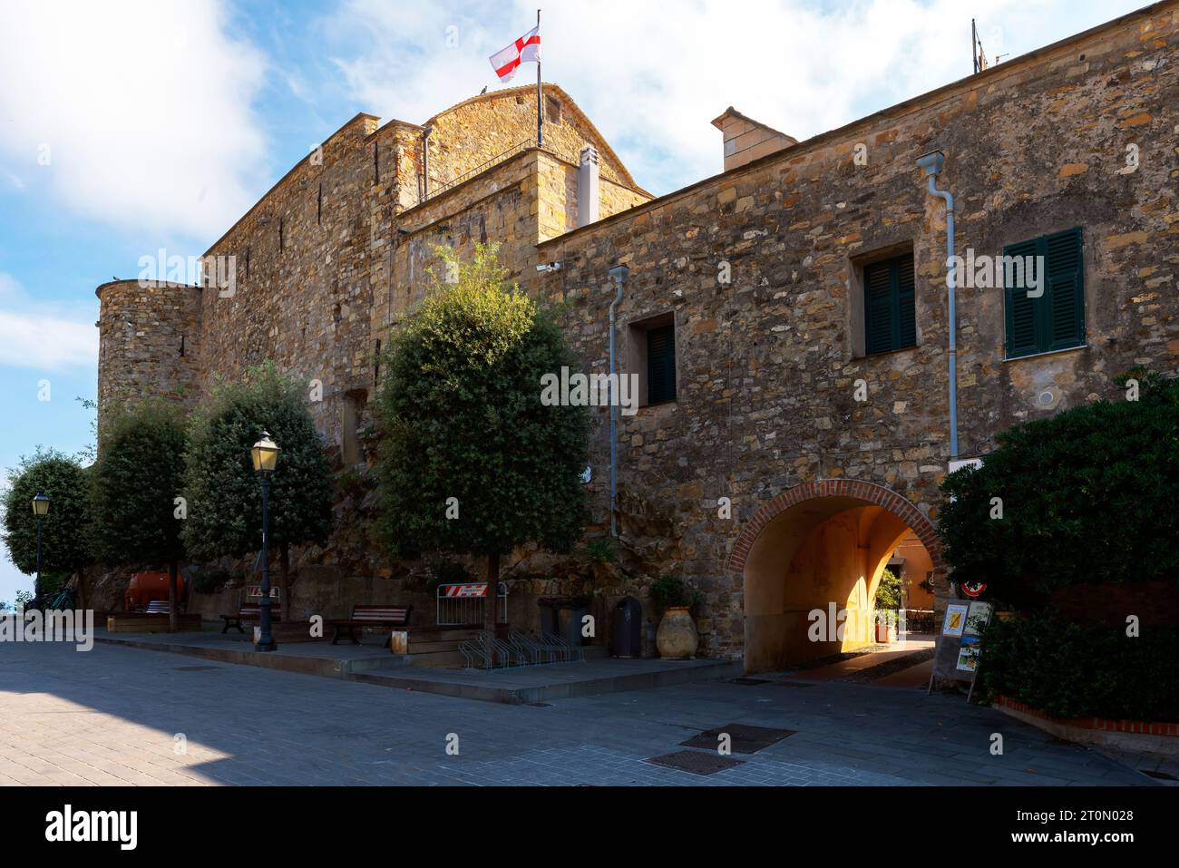 Il castello dell'XI secolo in cima al borgo di Cervo. Cervo è una piccola e antica cittadina situata sulla cima di una collina con vista panoramica del Mediterraneo Foto Stock