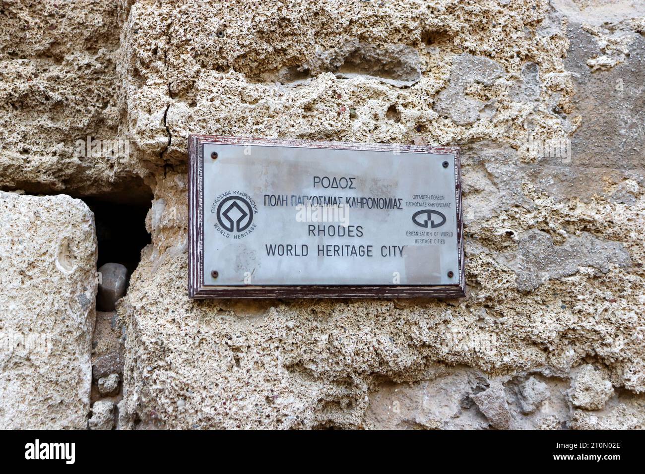 Il cartello della città di Rodi, patrimonio dell'umanità, è appeso all'ingresso della porta di Amboise alla città vecchia di Rodi Foto Stock