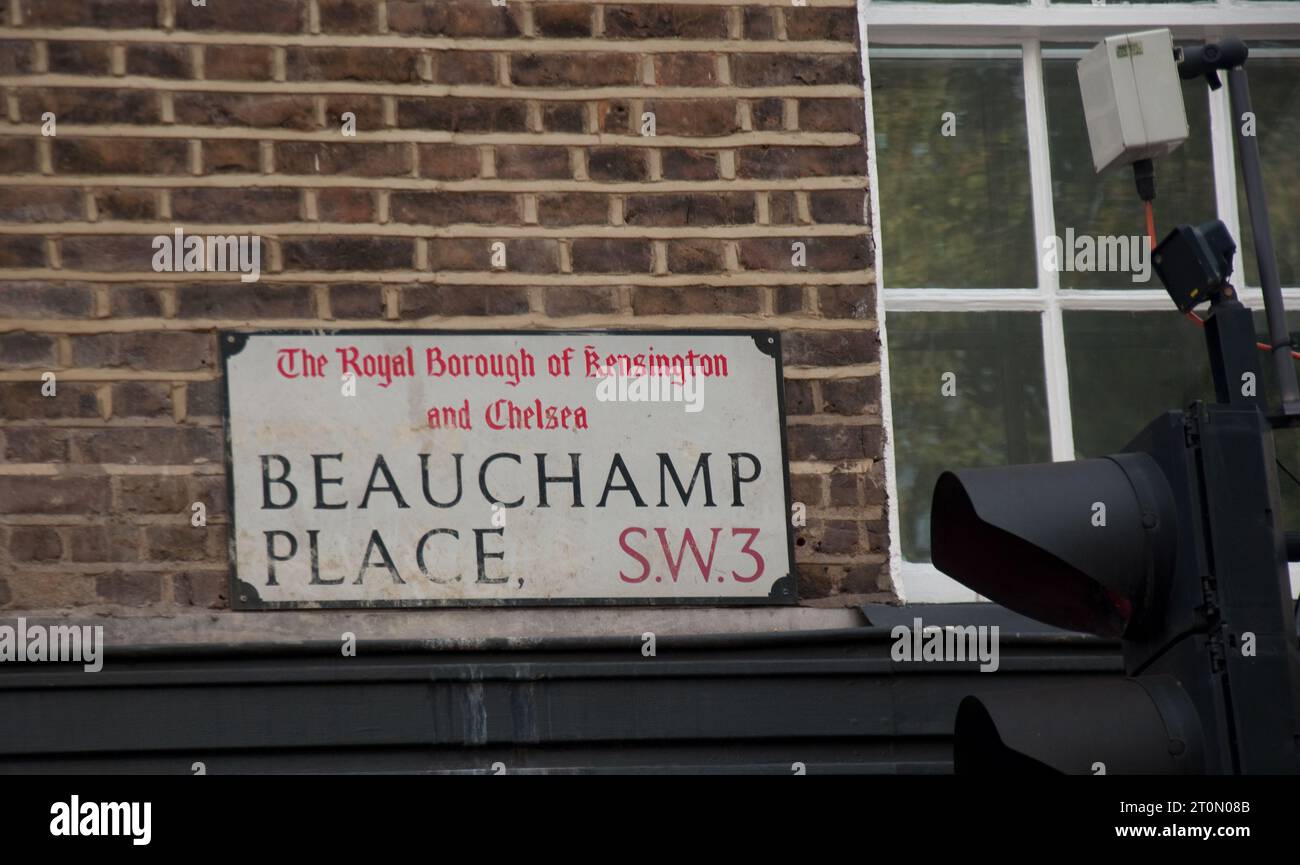 Beauchamp Place, Knightsbridge, Londra, Regno Unito - via dello shopping alla moda Foto Stock