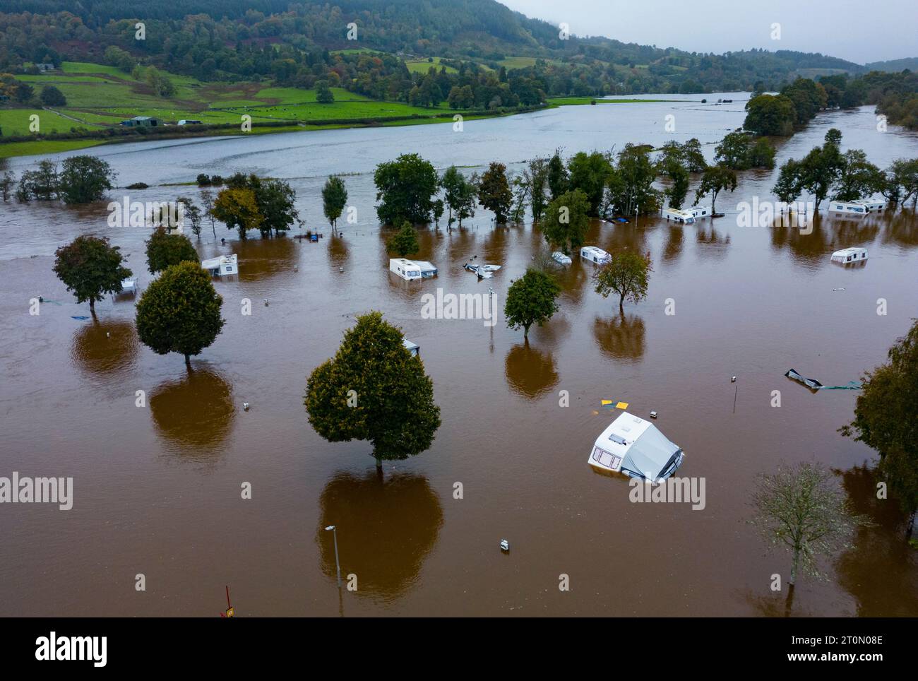 Aberfeldy, Scozia, Regno Unito. 8 ottobre 2023. Vista dell'Aberfeldy Caravan Park che è stato allagato quando l'adiacente fiume Tay ha rotto le sue rive dopo lunghe piogge pesanti. Diversi proprietari di roulotte non sono stati in grado di rimuovere la loro proprietà che è ora sommersa sotto diversi piedi d'acqua. Foto: Vista aerea del campeggio allagato. Iain Masterton/Alamy Live News Foto Stock