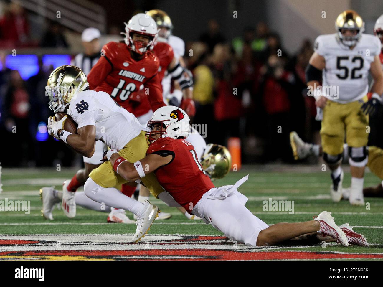 University of Louisville Cam 'Ron Kelly (11) affronta il wide receiver di Notre Dame Chris Tyree (4) durante il primo tempo di gioco al L&N Stadium sabato 7 ottobre 2023 a Louisville. Kentucky foto di John Sommers II/UPI Foto Stock