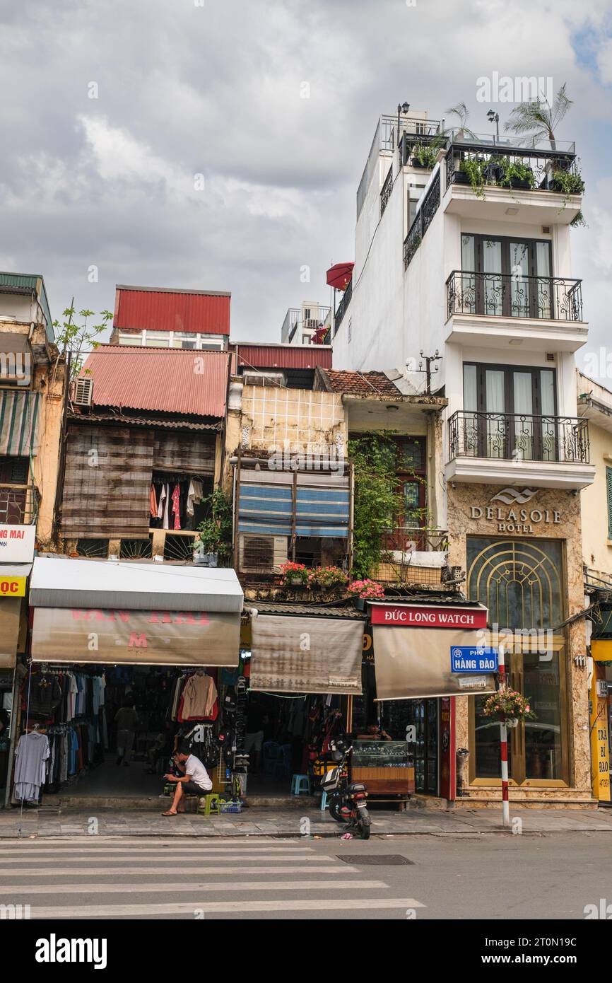 Hanoi, Vietnam. Le imposte sugli immobili basate sulle larghezze di servizio portano a molti edifici stretti. Foto Stock