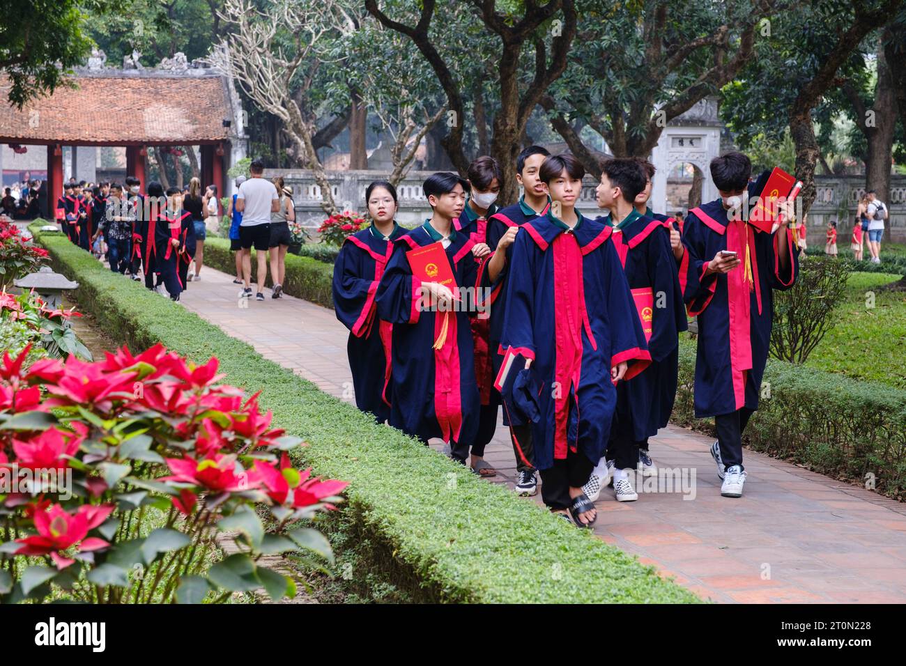 Hanoi, Vietnam. Tempio della letteratura, Van Mieu, dedicato a Confucio. Studenti che vengono da Graduation Celebrations. Foto Stock