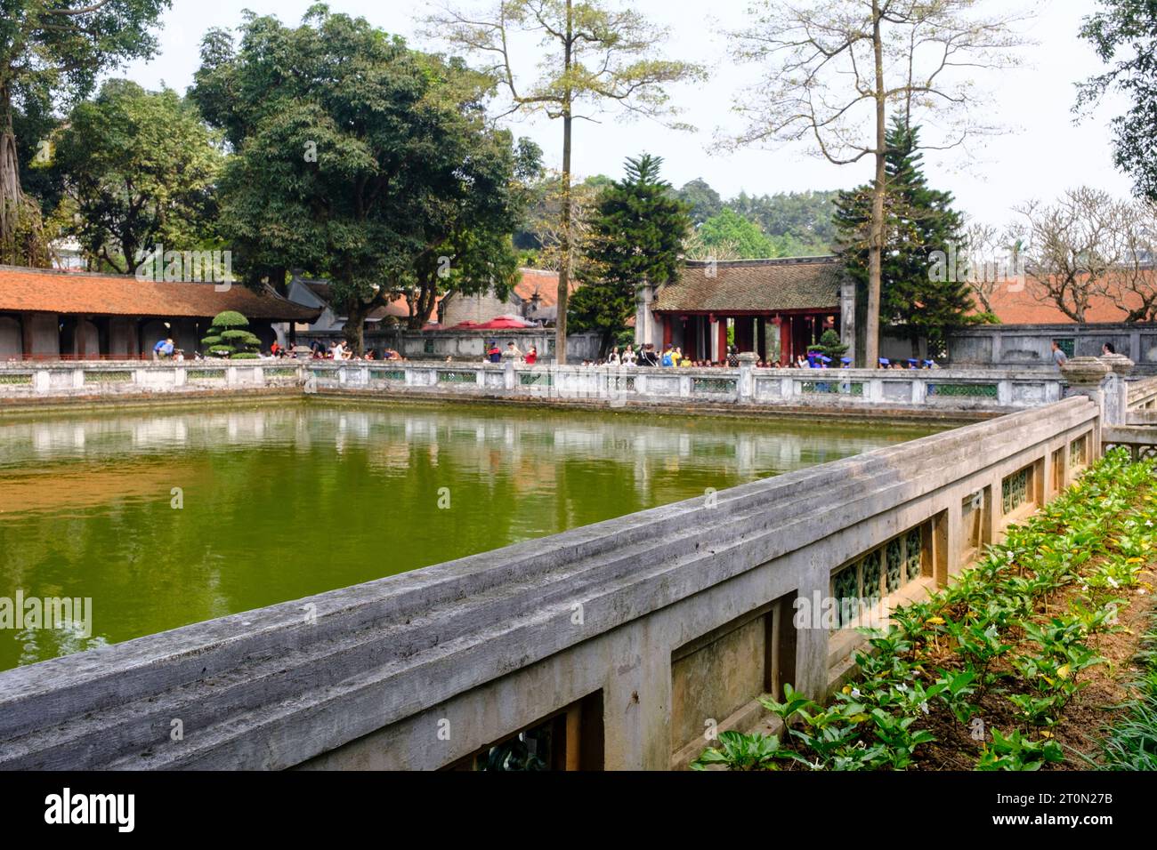 Hanoi, Vietnam. Tempio della letteratura, Van Mieu. Terzo cortile del tempio con il pozzo Thiên Quang e il padiglione rosso Khuê Văn. Foto Stock